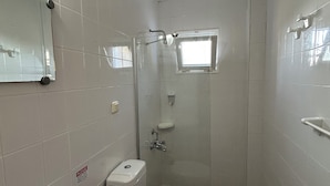 A bathroom with a sink, toilet, and shower. - Ege Apartments (Bodrum)