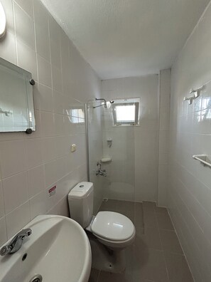 Shower, hair dryer, towels, soap - Ege Apartments (Bodrum)