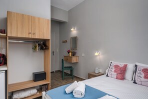 Executive studio, uitzicht op zee | Een strijkplank/strijkijzer, gratis wifi