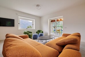 Smart TV, libros y impresora 