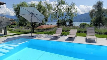 Piscina all'aperto, una piscina riscaldata