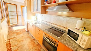 Cafetera/tetera, refrigerador, microondas, horno
