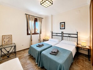 2 bedrooms, iron/ironing board, free WiFi, bed sheets