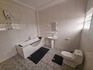 Douche, baignoire à jets, serviettes fournies, savon