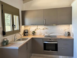 Réfrigérateur, four à micro-ondes, un four, surface de cuisson