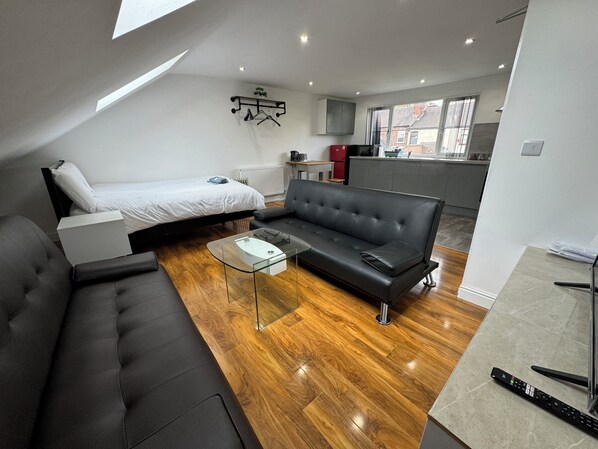 特色装修、特色家居、办公桌、笔记本电脑工作区