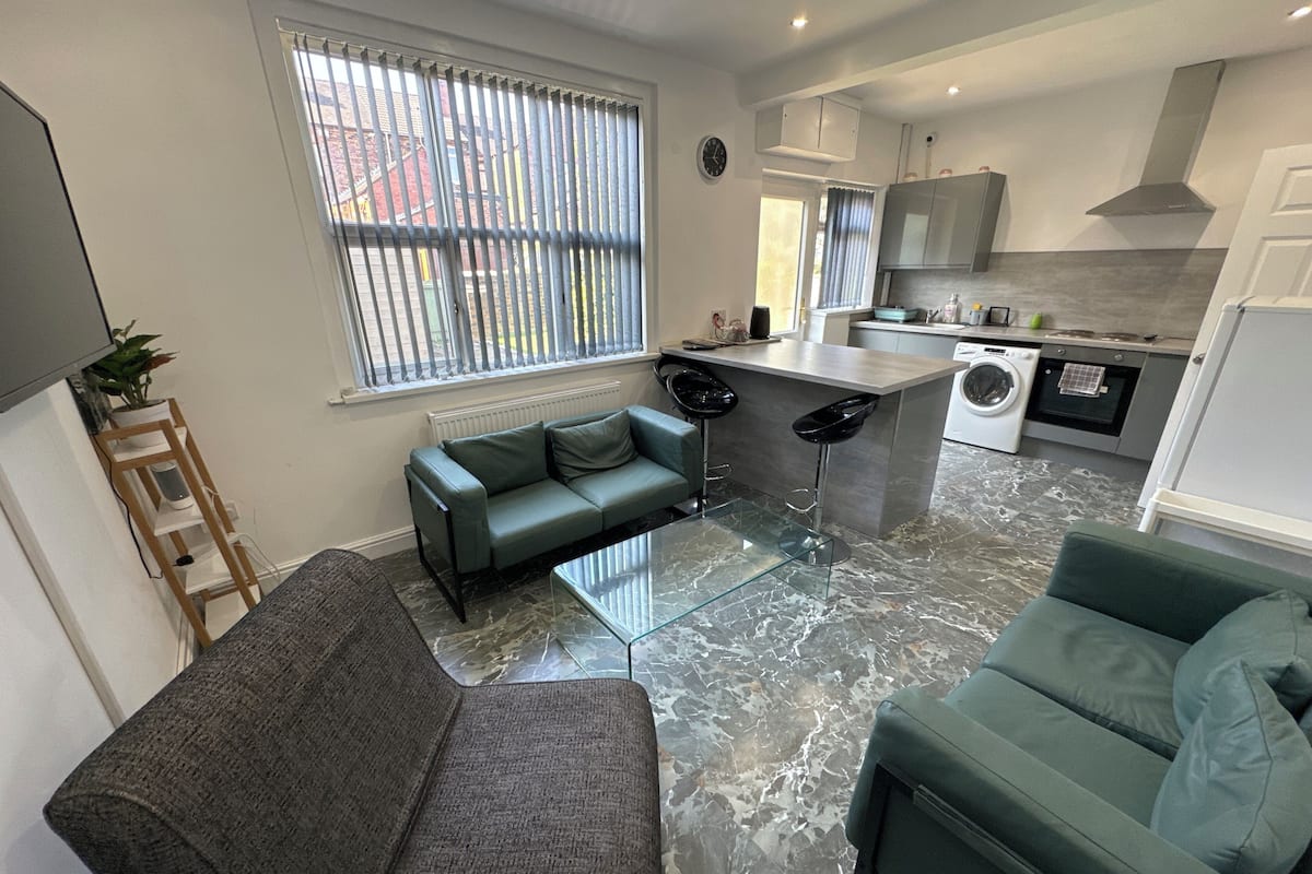 Luxury House | Individually decorated, individually furnished, desk, laptop workspace
