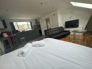 独特开间套房 | 特色装修、特色家居、办公桌、笔记本电脑工作区