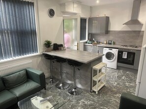 奢华独立别墅 | 起居区 | 32-英寸智能电视（配备数码频道）、Netflix、流媒体服务