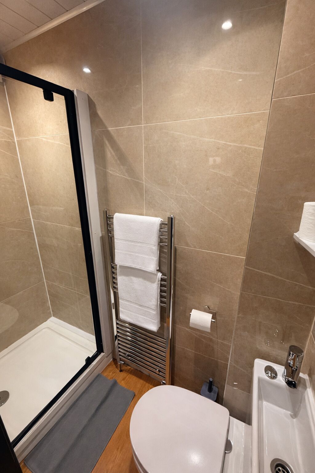 Shower, pengering rambut, sandal, dan handuk
