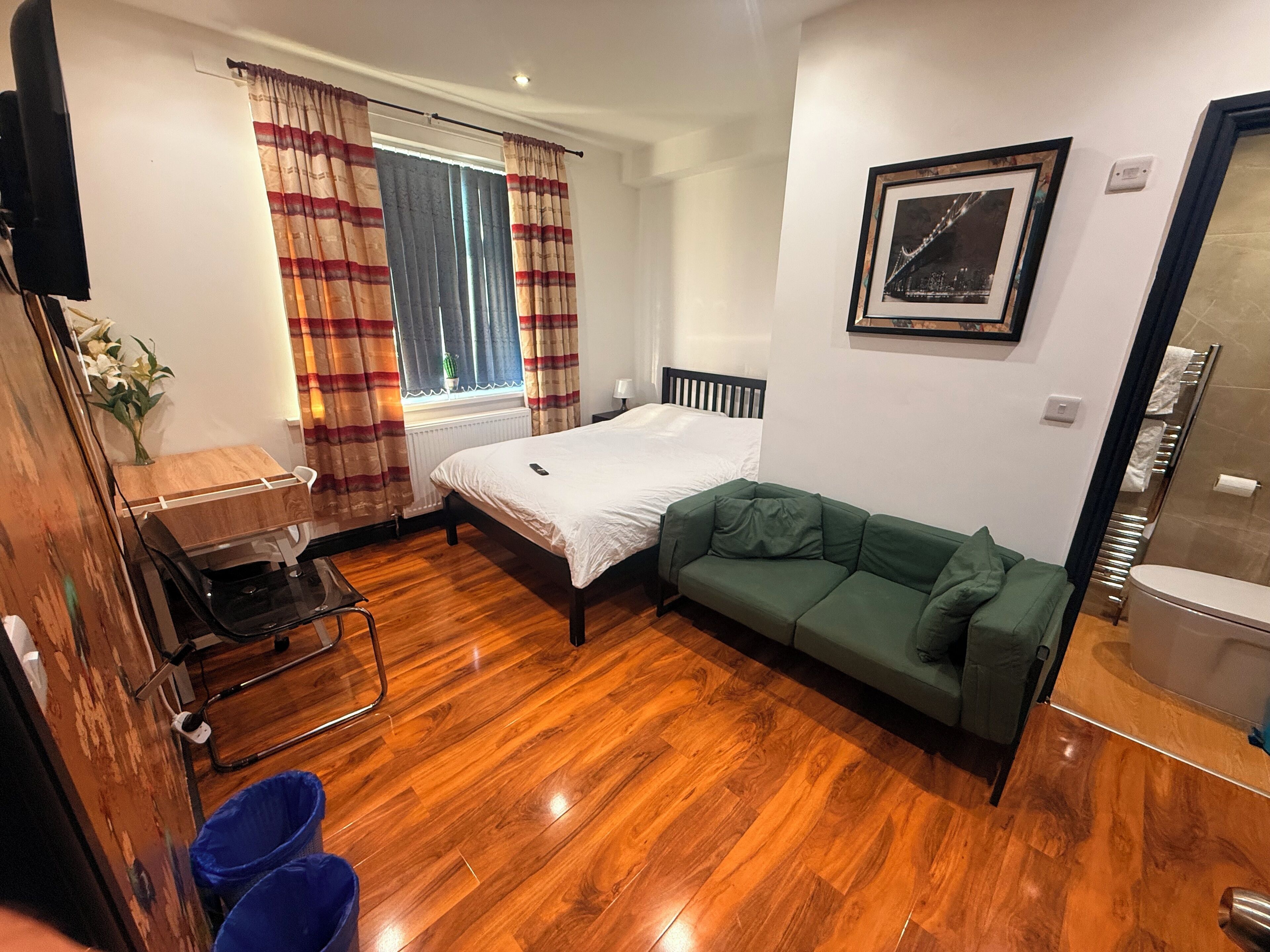 Habitación doble Confort | Decoración personalizada, muebles diferentes y escritorio 