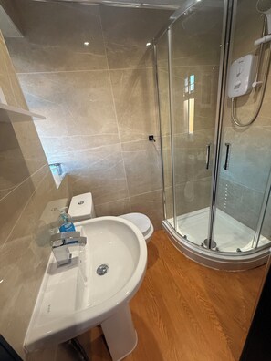 淋浴設備、吹風機、拖鞋、毛巾