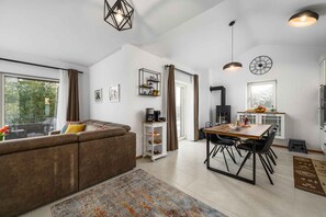 TV - Villa with pool and air conditioning (Muntrilj)