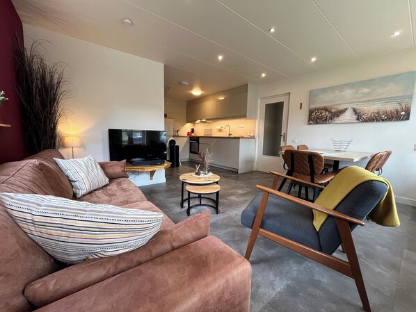 Smart TV, books, stereo, printers - Spacious apartment with bedroom and bathroom on the ground floor (Baaiduinen)