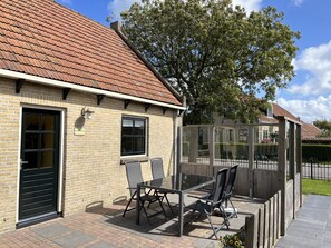Outdoor dining - Spacious apartment with bedroom and bathroom on the ground floor (Baaiduinen)