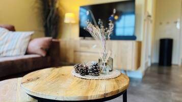 Een smart-tv, boeken, een stereo en een printer