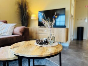 Een smart-tv, boeken, een stereo en een printer