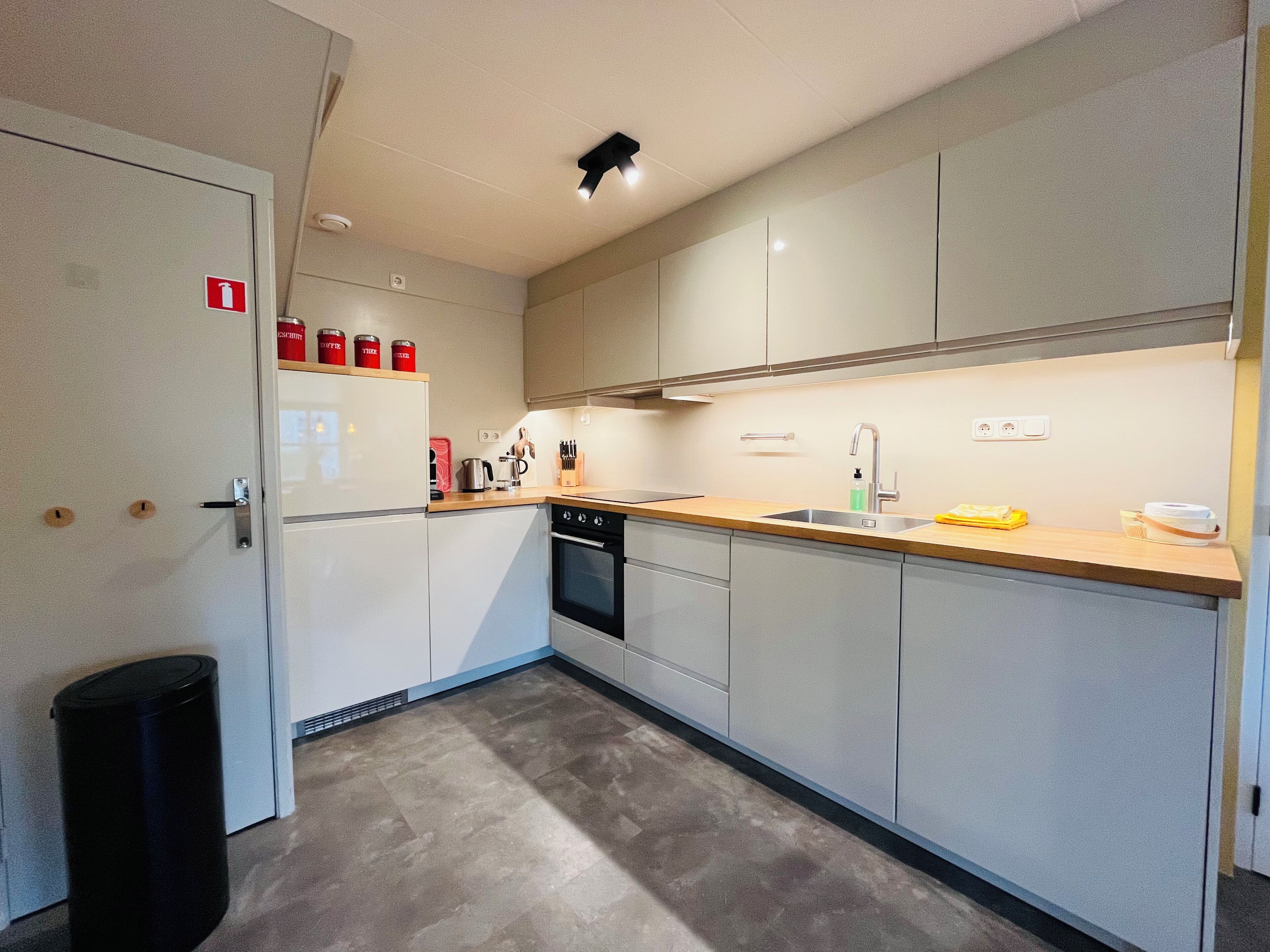 Kühlschrank, Ofen, Herdplatte, Geschirrspüler