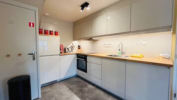 Kühlschrank, Ofen, Herdplatte, Geschirrspüler