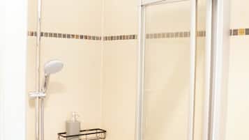 Dusche, Haartrockner, Handtücher, Seife