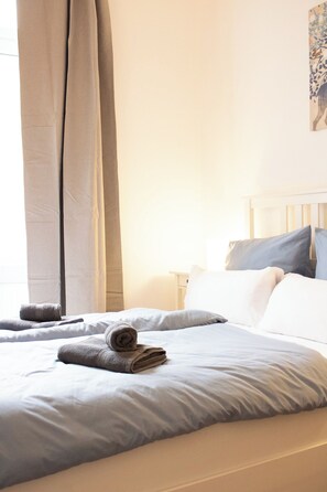 1 dormitori, planxa i posts de planxar i un bressol de viatge 