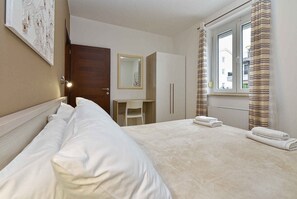 1 habitación, tabla de planchar con plancha y cuna de viaje 