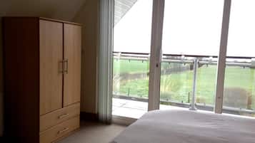 House | 3 bedrooms, iron/ironing board, free WiFi, bed sheets