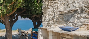 Karavos View - A unique artists' hideaway Paradise