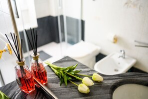 Een douche, een haardroger, een bidet, handdoeken