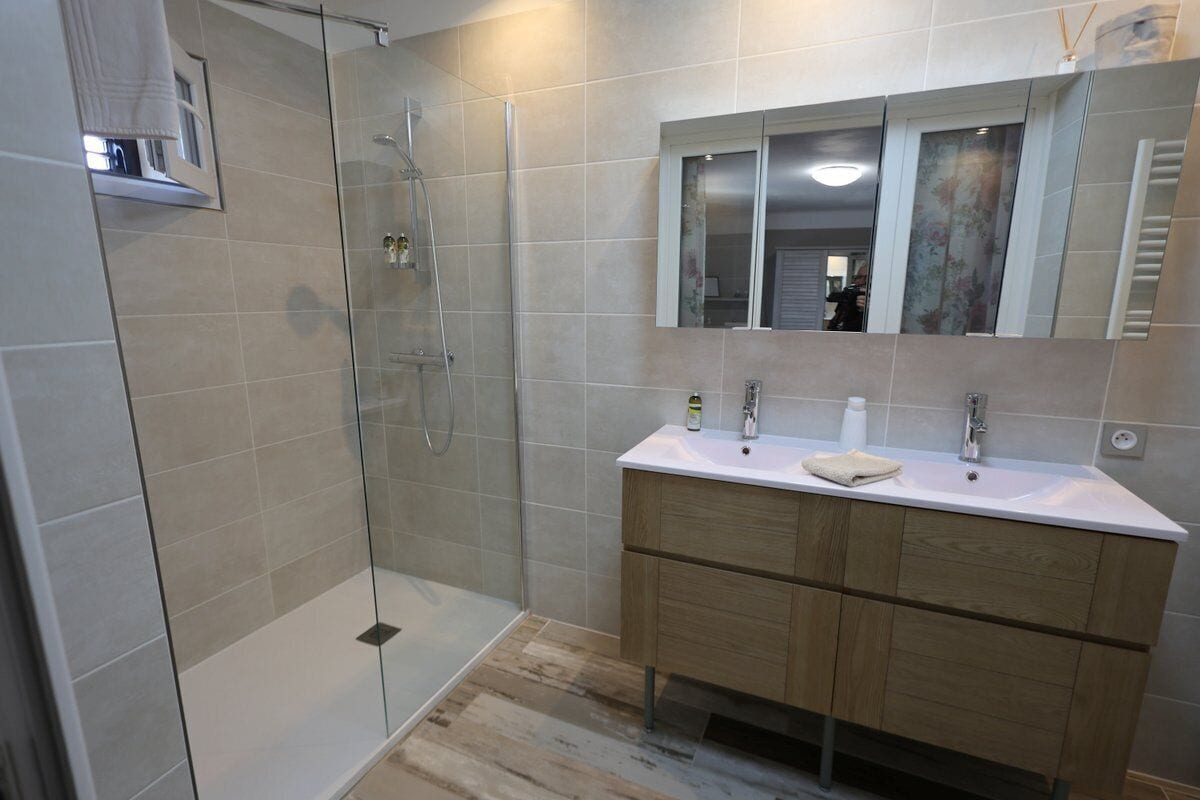 Suite Standard, vue piscine | Minibar, chambres insonorisées, Wi-Fi gratuit, draps fournis
