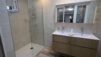 Suite Standard, vue piscine | Minibar, chambres insonorisées, Wi-Fi gratuit, draps fournis