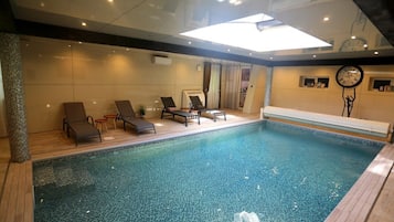 Innenpool, Außenpool (je nach Saison geöffnet), Sonnenschirme