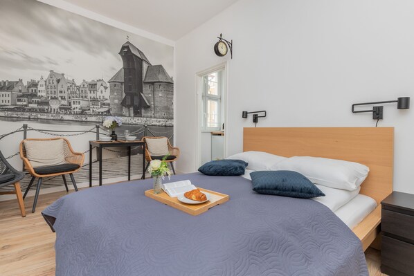 Een bureau, beddengoed