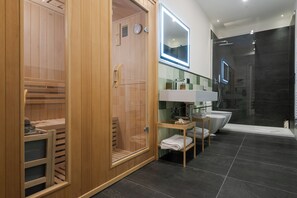 Apartament Deluxe | Bany | Articles de tocador de disseny, assecador de cabells i bidet 