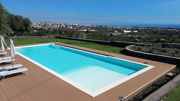 Piscina stagionale all'aperto, ombrelloni da piscina, lettini