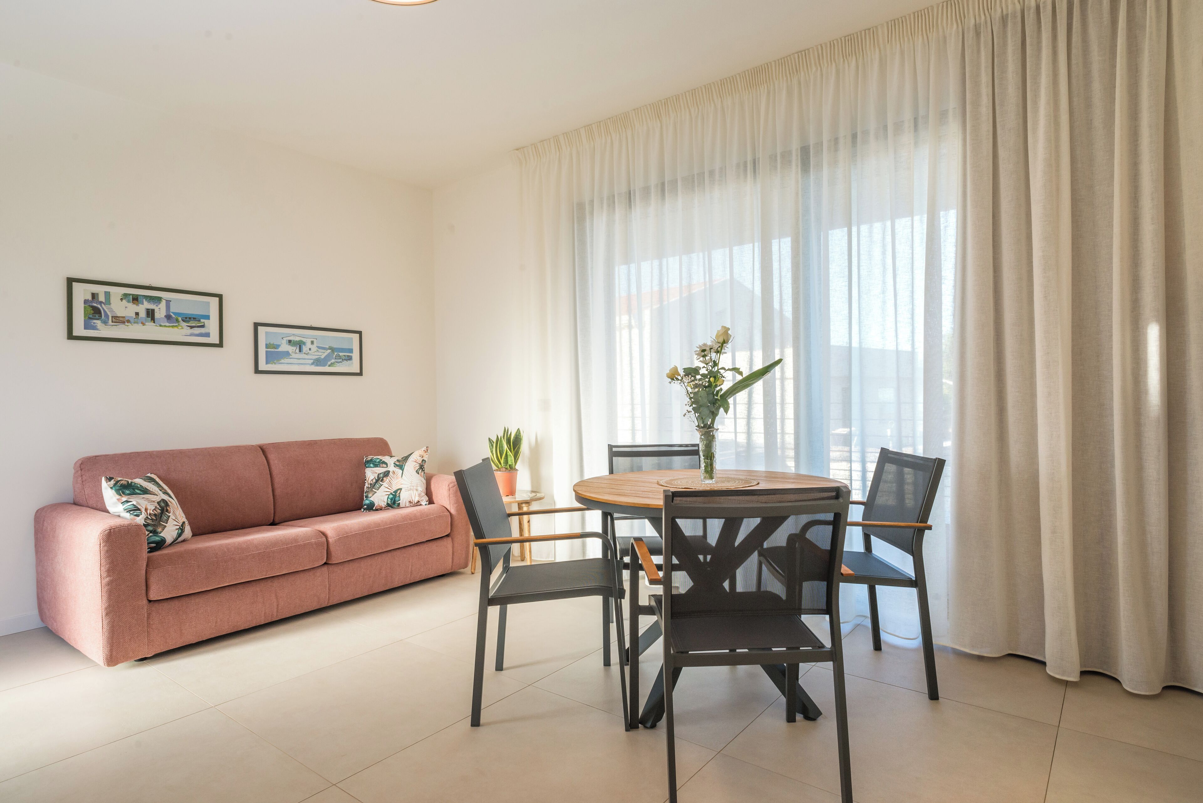 Superior-Apartment | Wohnbereich | 40-Zoll-LED-Fernseher mit Digitalempfang, Streaming-Dienste