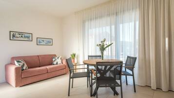 Superior-Apartment | Wohnbereich | 40-Zoll-LED-Fernseher mit Digitalempfang, Streaming-Dienste