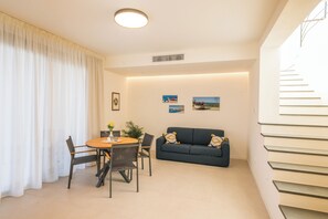 Leilighet – comfort | Oppholdsområde | En 32-tommers LED-TV med digitale kanaler samt strømmetjenester