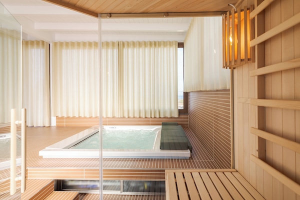 Un sauna, una bañera de hidromasaje, masajes