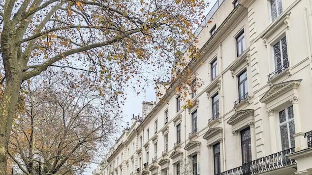 A row of traditional European townhouses with a narrow street lined with parked cars and trees with autumn leaves. - Beautiful apartment in Central London, Paddington (London)