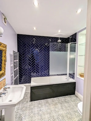 Shower, hair dryer, towels, soap - Beautiful apartment in Central London, Paddington (London)