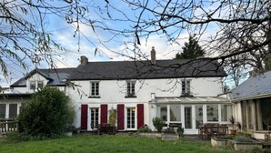 Unclassified image, 4 of 10, button - 17th Century Four Bedroom Farmhouse (Cowbridge)
