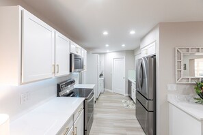 Fridge, microwave, dishwasher, coffee/tea maker - Villa 20 - Premium Plus - Aloha Kai Vacation Villas (Siesta Key)