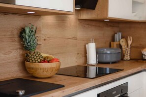 Kühlschrank, Mikrowelle, Ofen, Herdplatte