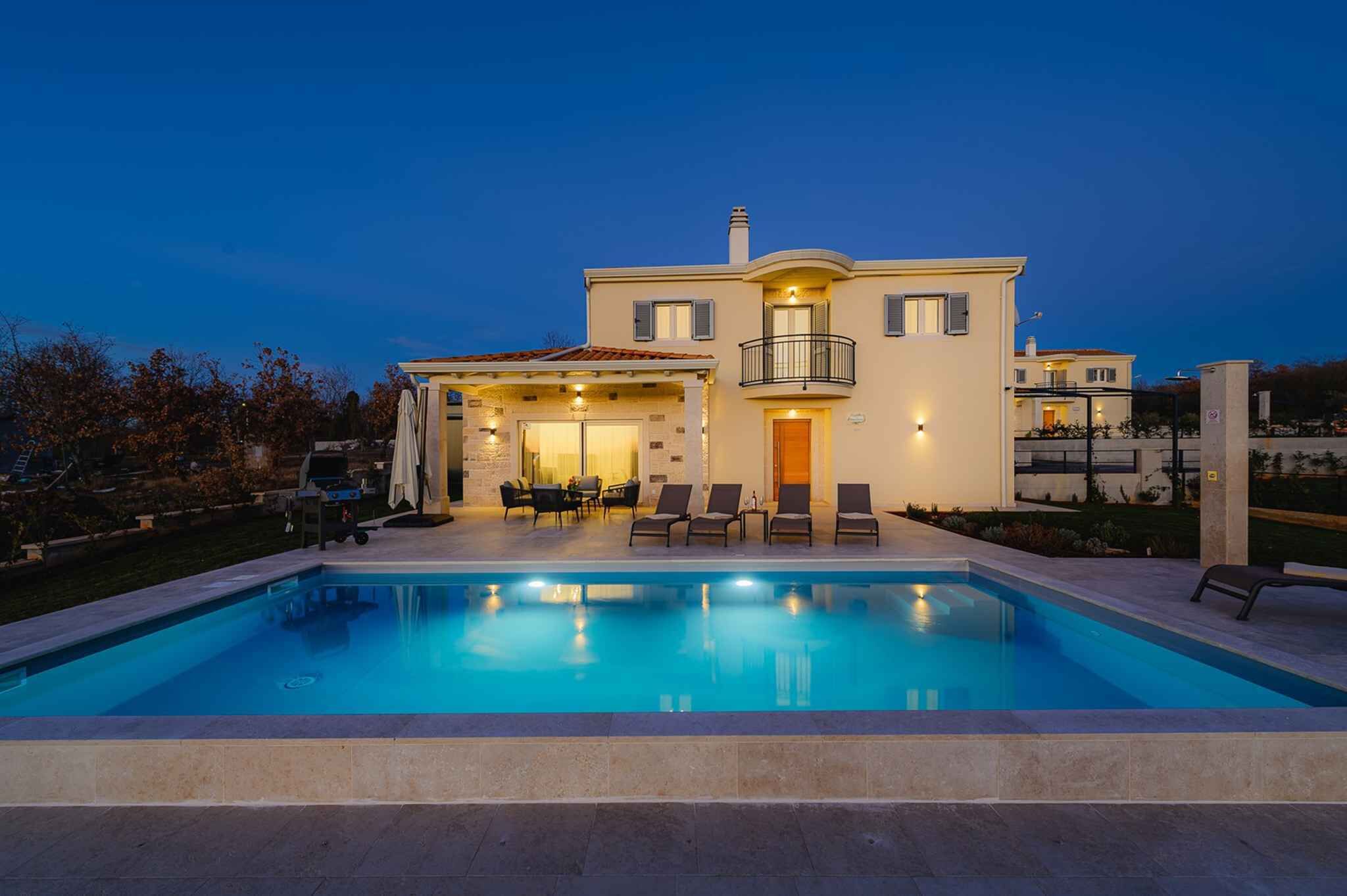 Een verwarmd zwembad