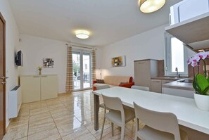 TV - Holiday apartment with air conditioning and outdoor pool (Fažana)