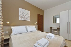 1 chambre, fer et planche à repasser, lit parapluie