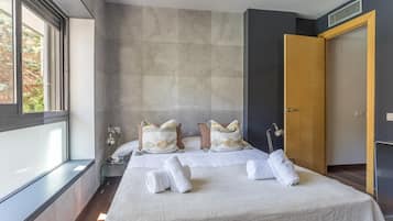 3 habitaciones, tabla de planchar con plancha, cuna de viaje y internet