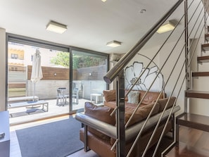 TV - Apartment with terrace and pool near Park Güell (Barcelona)