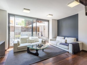 TV - 3BR with Terrace and pool available for 8 guests (Barcelona)